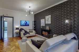 uma sala de estar com um sofá e uma televisão em GOLDEN BLACK em Burgas