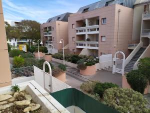 une vue aérienne sur un bâtiment avec des plantes dans une cour dans l'établissement T1 Bis Cosy avec 6 couchages proche de la mer - Quartier Minimes, à La Rochelle