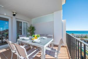 Balkon ili terasa u objektu Apartamento con vistas al mar en Manilva Playa