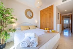 Postel nebo postele na pokoji v ubytování Apartamento con vistas al mar en Manilva Playa + 35 fotografií