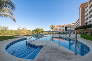 Bazén v ubytování Apartamento con vistas al mar en Manilva Playa nebo v jeho okolí