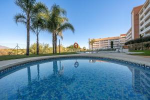 Kolam renang di atau di dekat Apartamento con vistas al mar en Manilva Playa