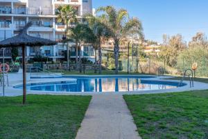 Bazén v ubytování Apartamento con vistas al mar en Manilva Playa nebo v jeho okolí