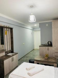 Kuchyň nebo kuchyňský kout v ubytování sea view rooms in Batumi