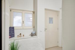 pasillo blanco con puerta y ventana en KARINA Lauben Lodge, en Egna 34 fotos más