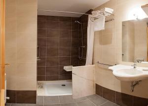 Bilik mandi di Hotel San Briz