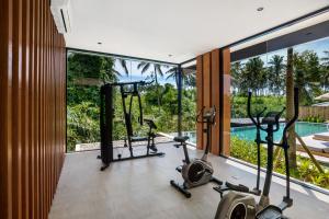 Bild eines Fitnessraums mit Fitnessgeräten in einem Haus in der Unterkunft Villa Ahava by BaliSuperHost in Ubud