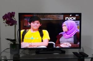 a computer monitor on a desk with a woman on it at HOMESTAY KAPAR KLANG Homestay Balqis in Kapar
