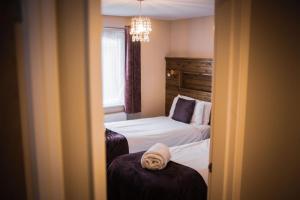 una camera d'albergo con due letti e una finestra di Warrenwood Country Park a Polegate
