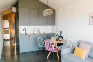 eine Küche und ein Esszimmer mit Tisch und Stühlen in der Unterkunft Cabañas Huma 2 in Vegadeo