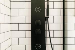eine Dusche in einem Badezimmer mit weißen Fliesen in der Unterkunft Cabañas Huma 2 in Vegadeo