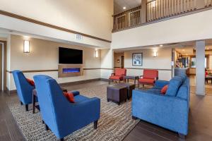 TV at/o entertainment center sa Comfort Inn & Suites Geneva- West Chicago