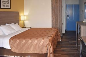 a hotel room with a bed and a bathroom at Quality Inn & Suites Kearneysville - Martinsburg in Kearneysville +22 photos