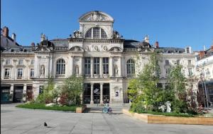 un grand bâtiment avec un oiseau devant dans l'établissement Le Chateau, à Angers