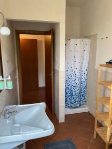 y baño con lavabo y ducha. en Alice Kite Resort en Marsala