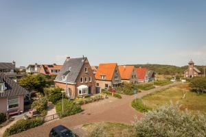 una fila de casas en un barrio residencial en Vakantiehuis Zeevonk en Bergen aan Zee