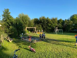 um grupo de crianças brincando em um parque em Vakantiehuisjes Robersum em Vierhuizen
