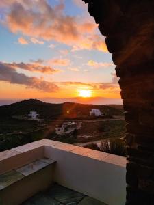 ティノス・タウンにあるAegean Panorama in Tinosの家のバルコニーから見る夕日