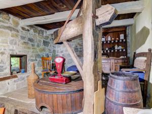 pokój z drewnianą beczką z czerwonym urządzeniem w obiekcie Belvilla by OYO Mulino w mieście Piana di Forcella
