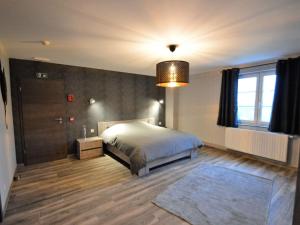 een slaapkamer met een bed en een groot raam bij Graceful Holiday Home in Beauraing with Fenced Garden in Beauraing