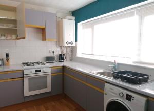 Η κουζίνα ή μικρή κουζίνα στο Beautiful and Comfortable 3 or 4 bedroom house in Tilbury
