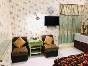Televízia a/alebo spoločenská miestnosť v ubytovaní Al-Noor Cottage