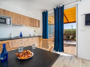 Salve Croatia Mobile Homes in Amadria Park Trogir的厨房或小厨房