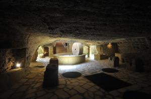 Habitación oscura con bañera en una cueva en Agriturismo Il Trappeto, en Gallipoli