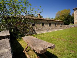 einer Holzbank vor einem Gebäude in der Unterkunft Belvilla by OYO Bellosguardo in Cortona