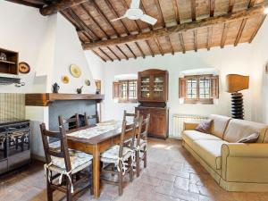 ein Wohnzimmer mit einem Tisch und einem Sofa in der Unterkunft Belvilla by OYO Bellosguardo in Cortona