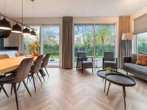 - un salon avec une table et un canapé dans l'établissement Pleasing Holiday Home in De Koog Texel with Terrace, à Westermient