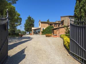 een oprit naar een huis met een smeedijzeren poort bij Belvilla by OYO Prato in Bagnolo
