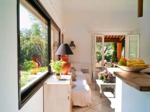 een woonkamer met een groot raam en een tafel bij Magnificent holiday home with private pool in Fréjus