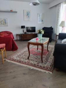 uma sala de estar com uma mesa de centro sobre um tapete em Pikkukoti Nonna em Keuruu