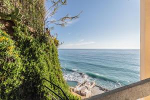 a view of the ocean from a wall at La finestra sul mare in Ospedaletti