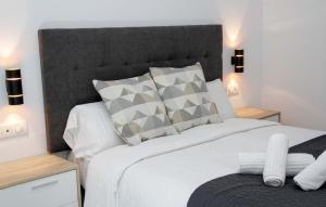 サン・クリストバル・デ・ラ・ラグーナにあるGuajaraのベッドルーム1室(白い大型ベッド1台、ナイトスタンド2台付)