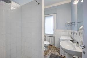 A bathroom at Victoria Apartments Maiolica