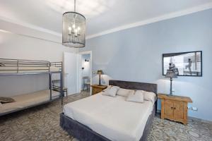 A bed or beds in a room at Victoria Apartments Maiolica