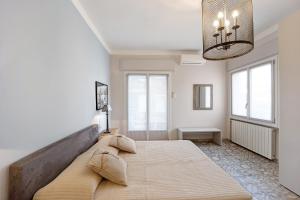A bed or beds in a room at Victoria Apartments Maiolica