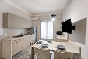A kitchen or kitchenette at Victoria Apartments Maiolica