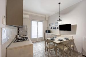 A kitchen or kitchenette at Victoria Apartments Maiolica