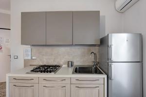 A kitchen or kitchenette at Victoria Apartments Maiolica