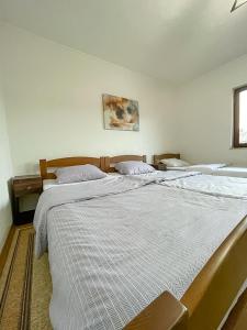 Een bed of bedden in een kamer bij The Lookout Apartment