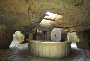una cueva de piedra con una gran roca en Agriturismo Il Trappeto, en Gallipoli 116 fotos más