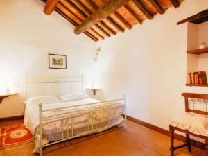 a bedroom with a metal bed in a room at Belvilla by OYO Eremo di Fieri in Cortona