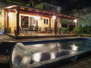 una piscina di fronte a una casa di notte di Captivating Holiday Home in Pako tane with Swimming Pool a Pakoštane