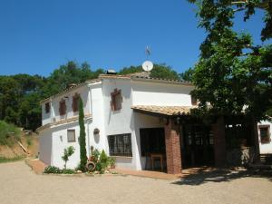 Una casa blanca con una cruz encima. en Belvilla by OYO Can Rajoler, en Riudarenes