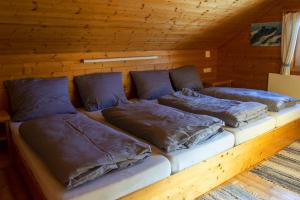 trzy poduszki na łóżku w kabinie w obiekcie Wallackhaus hütte w mieście Untertauern