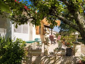 Gallery image of Sunny house with private pool in Nadaillac-de-Rouge