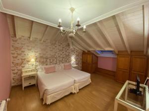 Postel nebo postele na pokoji v ubytování Posada El Corcal de Liébana